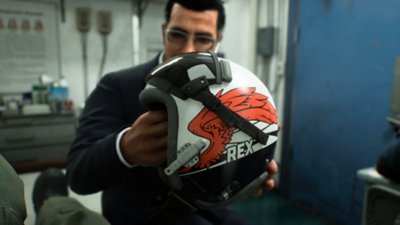 Персонаж передаёт пилоту шлем в Ace Combat 8
