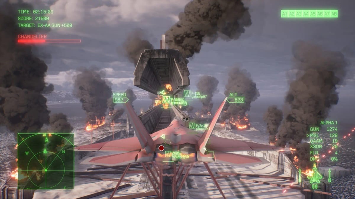 Официальный кадр сетевого воздушного боя Ace Combat 8: Wings of Theve с интерфейсом наведения над горящим авианосцем