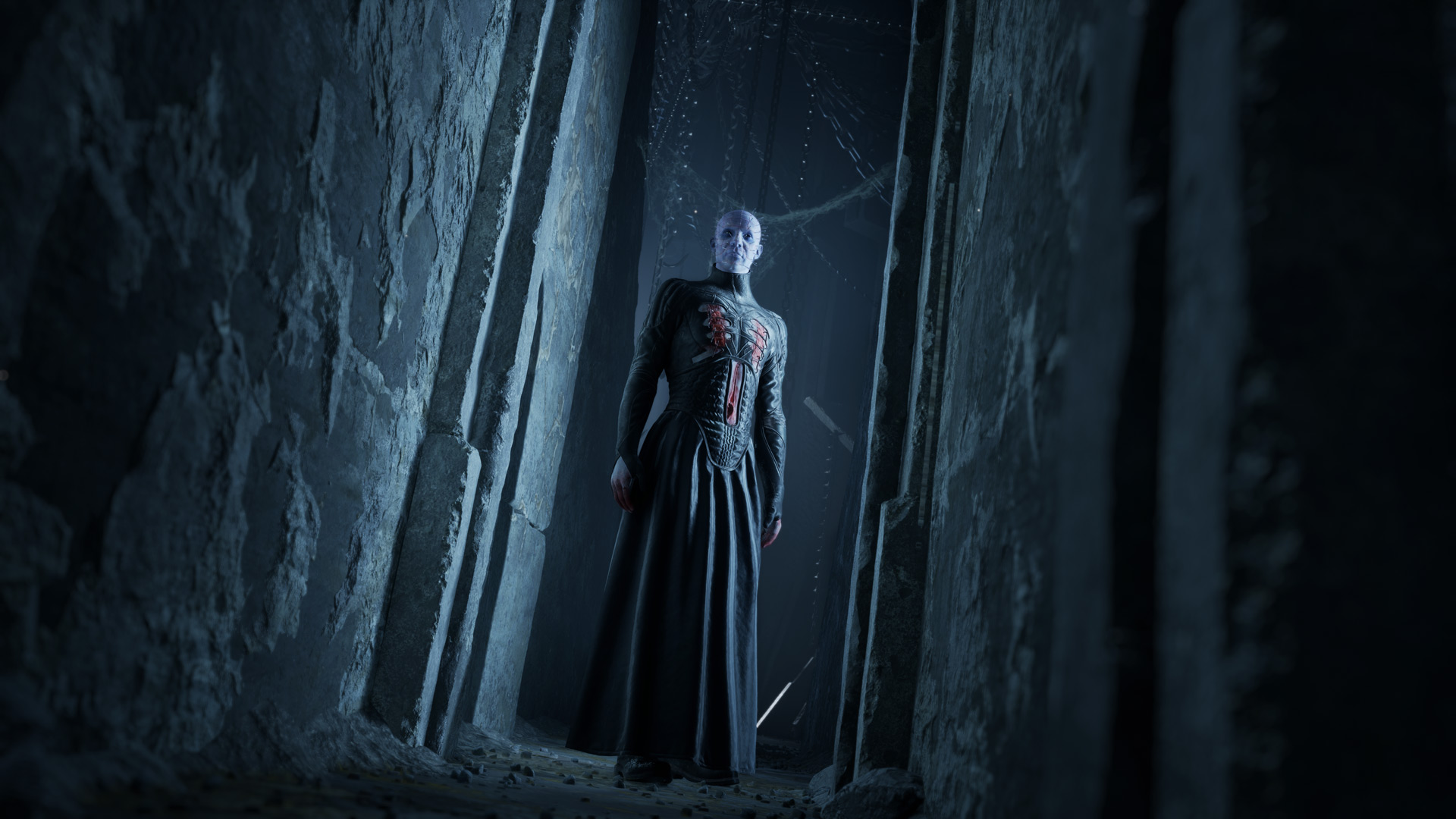 Пинхед стоит в узком каменном проходе на официальном кадре Hellraiser: Revival