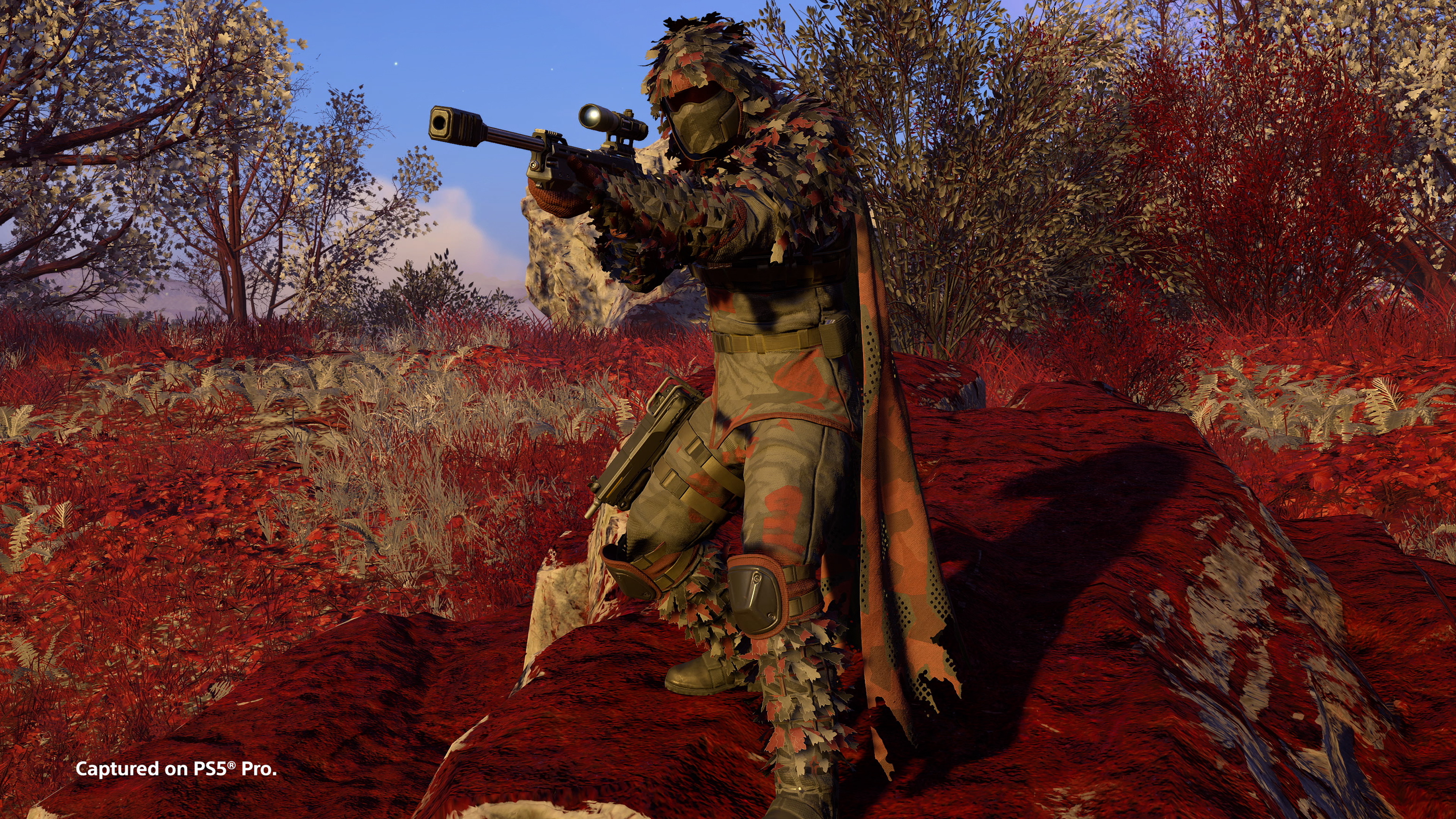 Боец Helldivers 2 в маскировочной броне SS-33 Mimetic Marshal с винтовкой на официальном скриншоте PS5 Pro